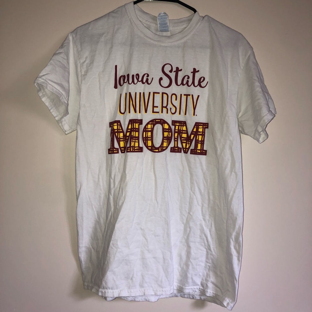 ISU MOM Barefoot Campus Outfitter Tee